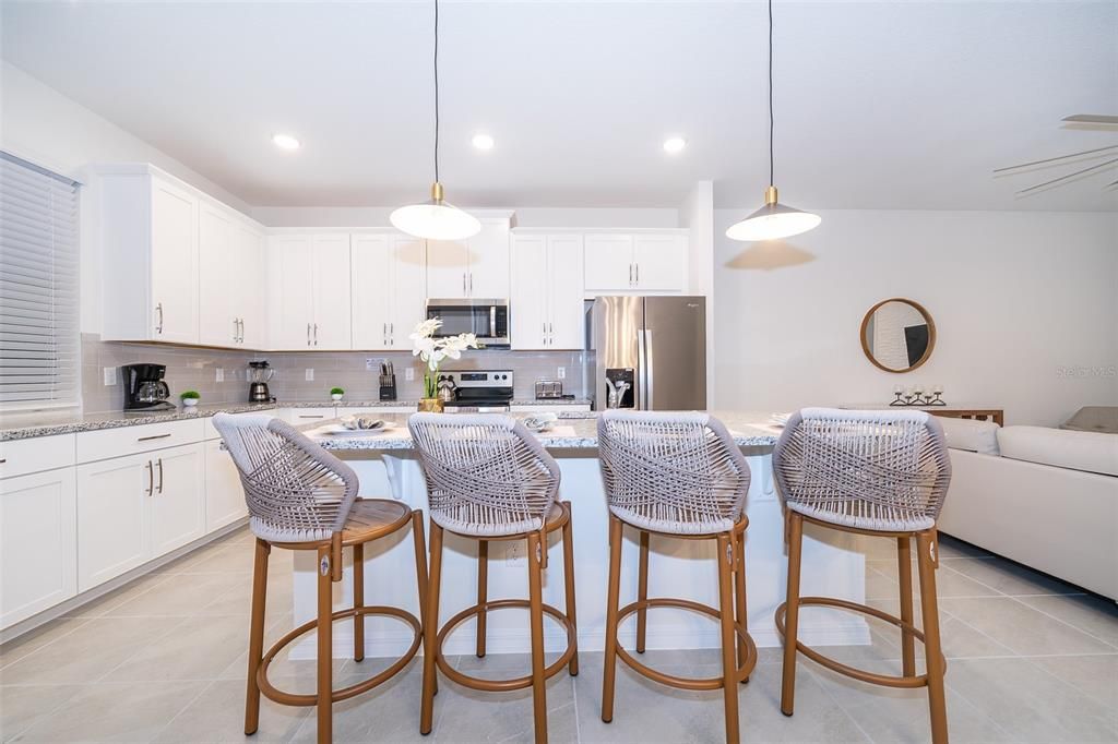 合同活跃: $2,950 (4 贝兹, 4 浴室, 2145 平方英尺)