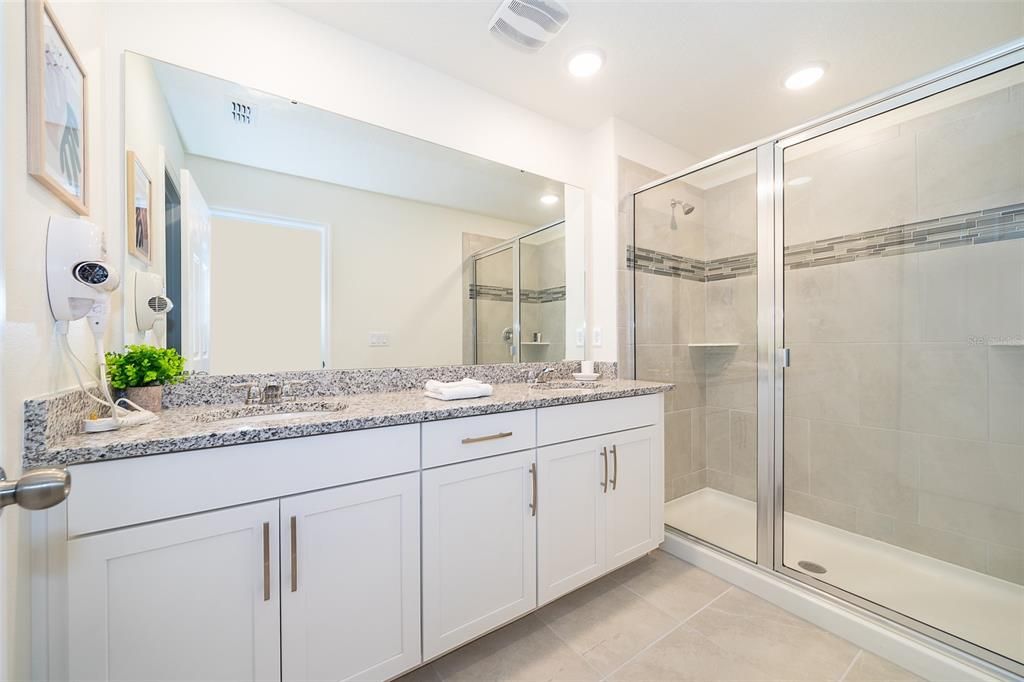 合同活跃: $2,950 (4 贝兹, 4 浴室, 2145 平方英尺)