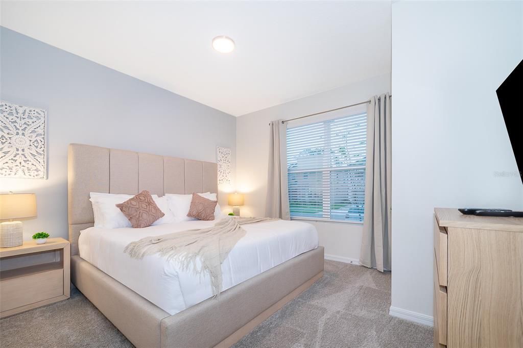 合同活跃: $2,950 (4 贝兹, 4 浴室, 2145 平方英尺)