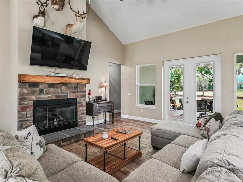 待售: $975,000 (3 贝兹, 2 浴室, 2450 平方英尺)