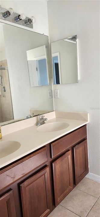 出租: $2,400 (4 贝兹, 3 浴室, 2924 平方英尺)