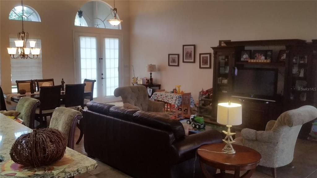 For Rent: $2,200 (3 beds, 2 baths, 1948 Square Feet)