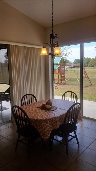 For Rent: $2,200 (3 beds, 2 baths, 1948 Square Feet)