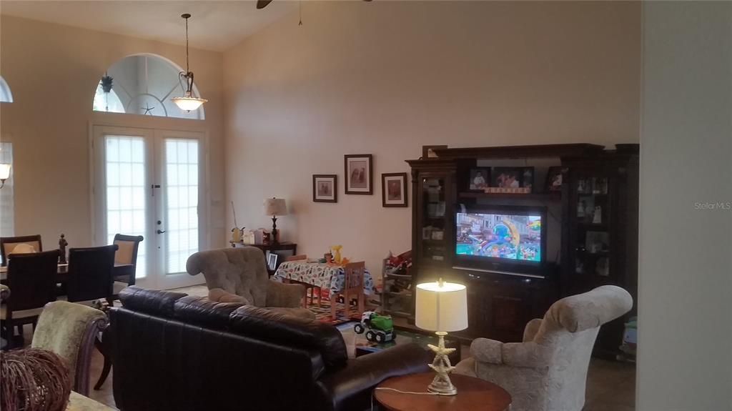 For Rent: $2,200 (3 beds, 2 baths, 1948 Square Feet)