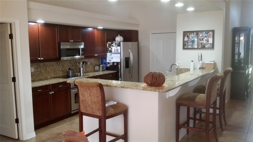 For Rent: $2,200 (3 beds, 2 baths, 1948 Square Feet)