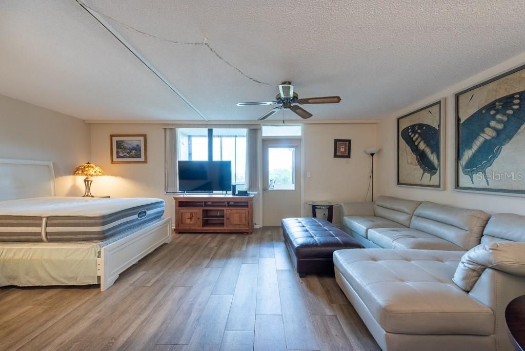 Active With Contract: $85,000 (1 beds, 1 baths, 565 Square Feet)