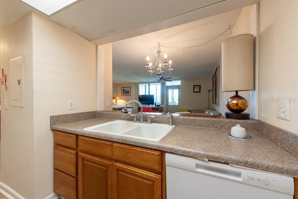 Active With Contract: $85,000 (1 beds, 1 baths, 565 Square Feet)