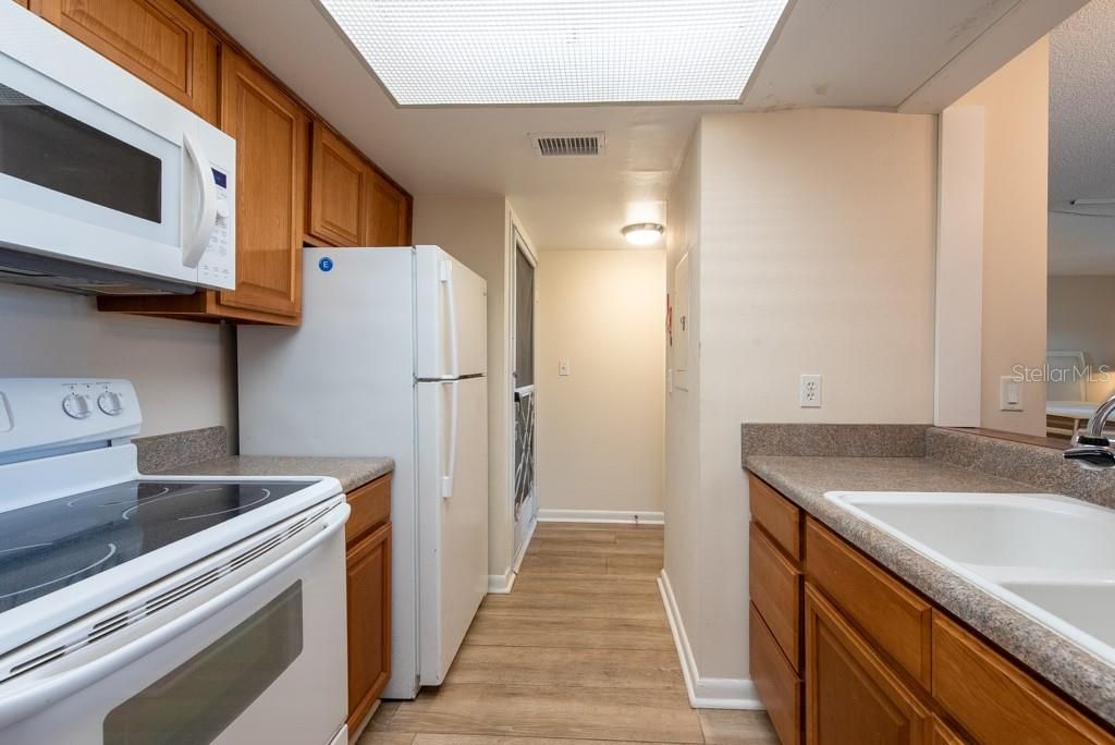 Active With Contract: $85,000 (1 beds, 1 baths, 565 Square Feet)