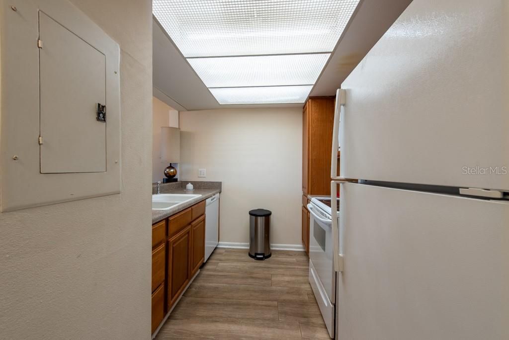 Active With Contract: $85,000 (1 beds, 1 baths, 565 Square Feet)