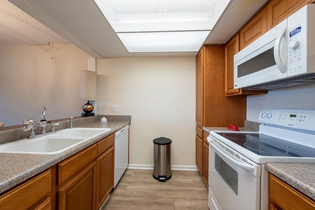 Active With Contract: $85,000 (1 beds, 1 baths, 565 Square Feet)