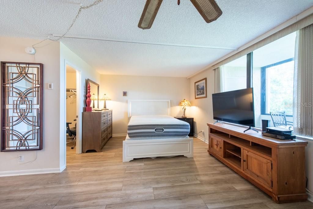 Active With Contract: $85,000 (1 beds, 1 baths, 565 Square Feet)