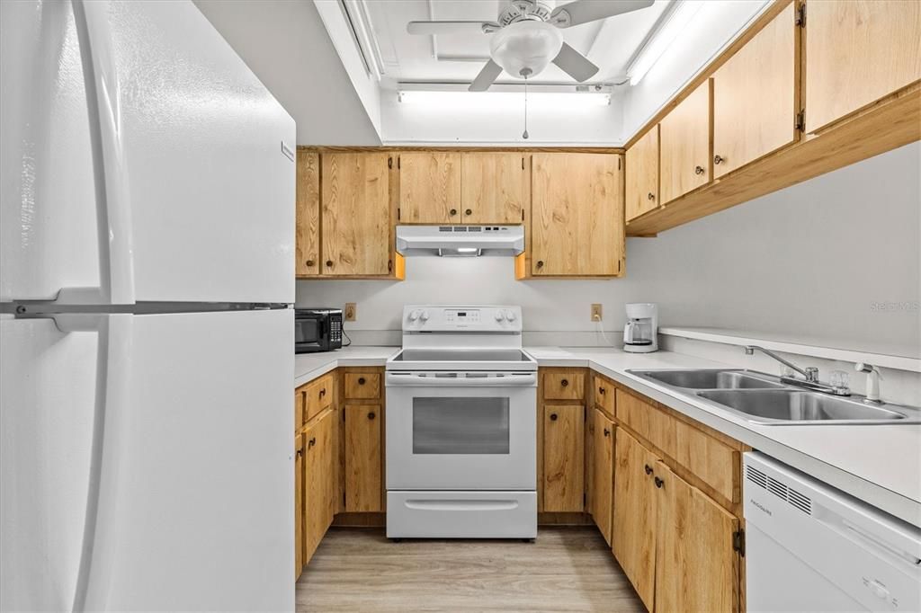 For Sale: $180,000 (2 beds, 1 baths, 905 Square Feet)