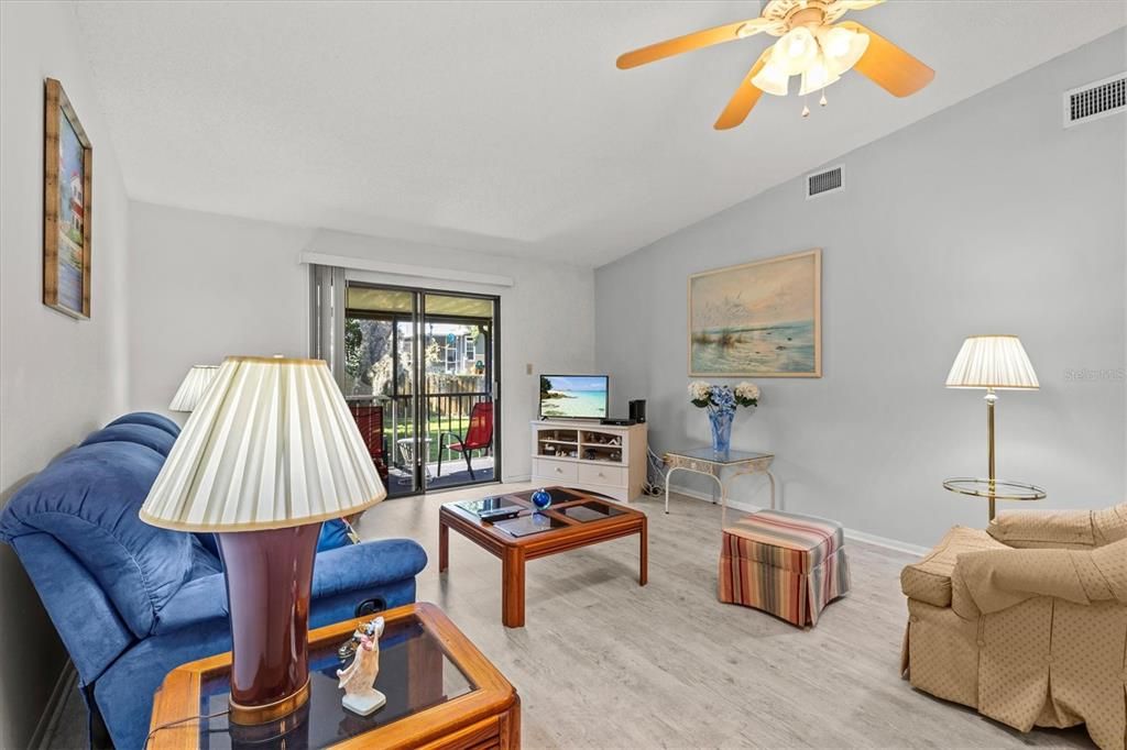 For Sale: $180,000 (2 beds, 1 baths, 905 Square Feet)