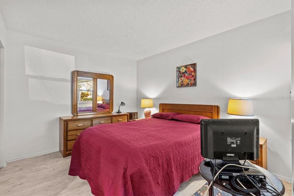 For Sale: $180,000 (2 beds, 1 baths, 905 Square Feet)