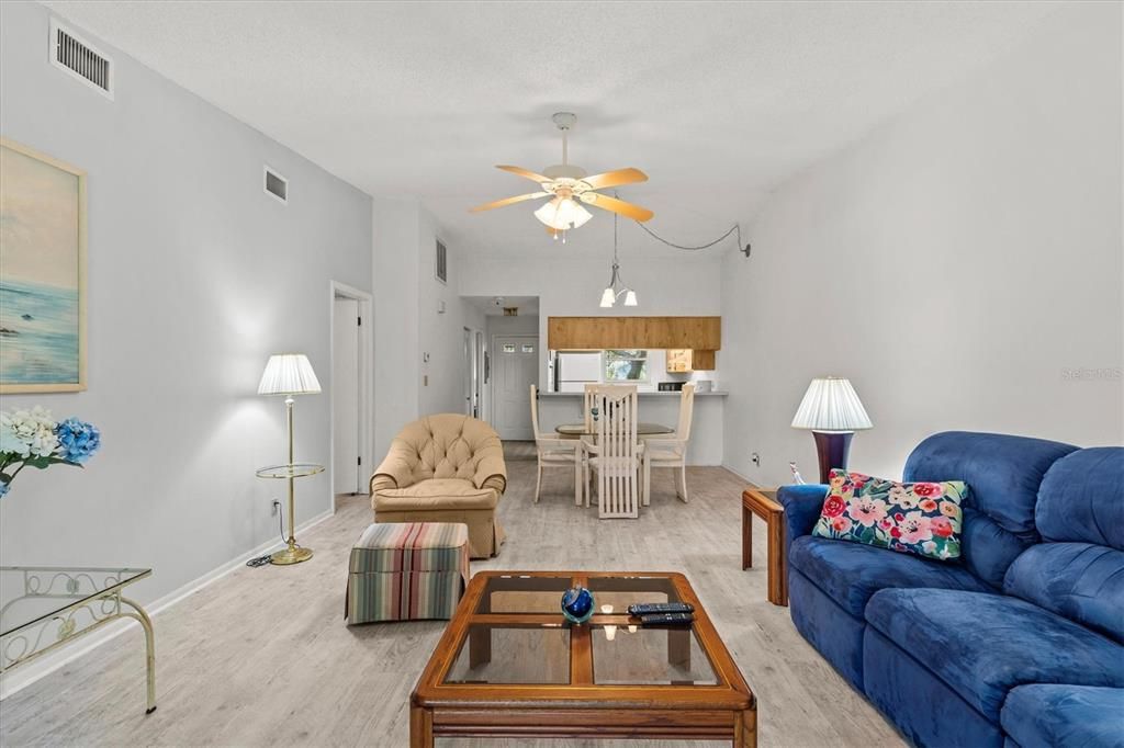 For Sale: $180,000 (2 beds, 1 baths, 905 Square Feet)