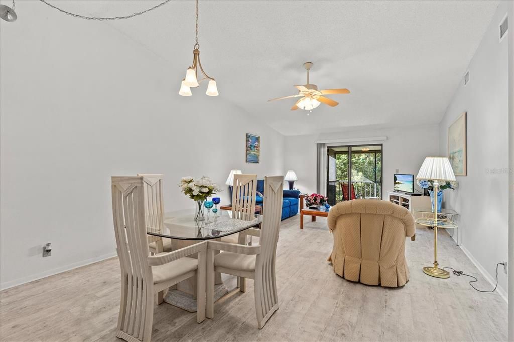 For Sale: $180,000 (2 beds, 1 baths, 905 Square Feet)