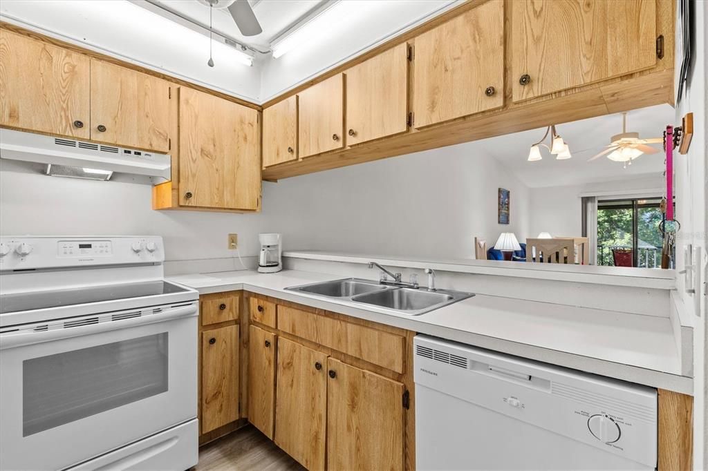 For Sale: $180,000 (2 beds, 1 baths, 905 Square Feet)