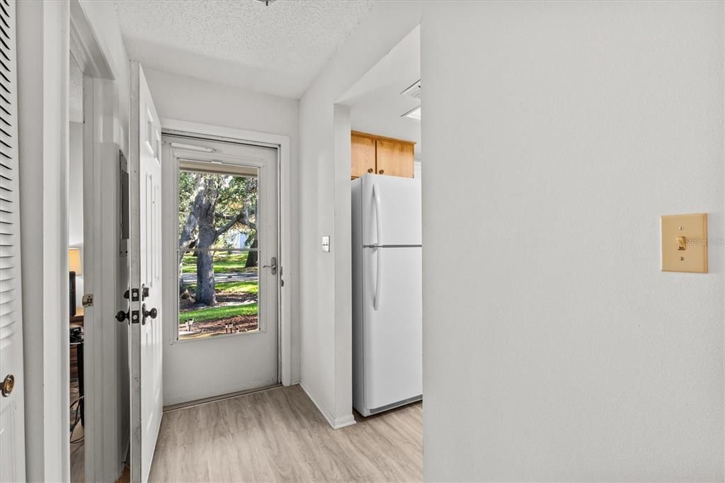 For Sale: $180,000 (2 beds, 1 baths, 905 Square Feet)