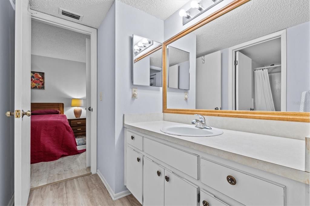 For Sale: $180,000 (2 beds, 1 baths, 905 Square Feet)