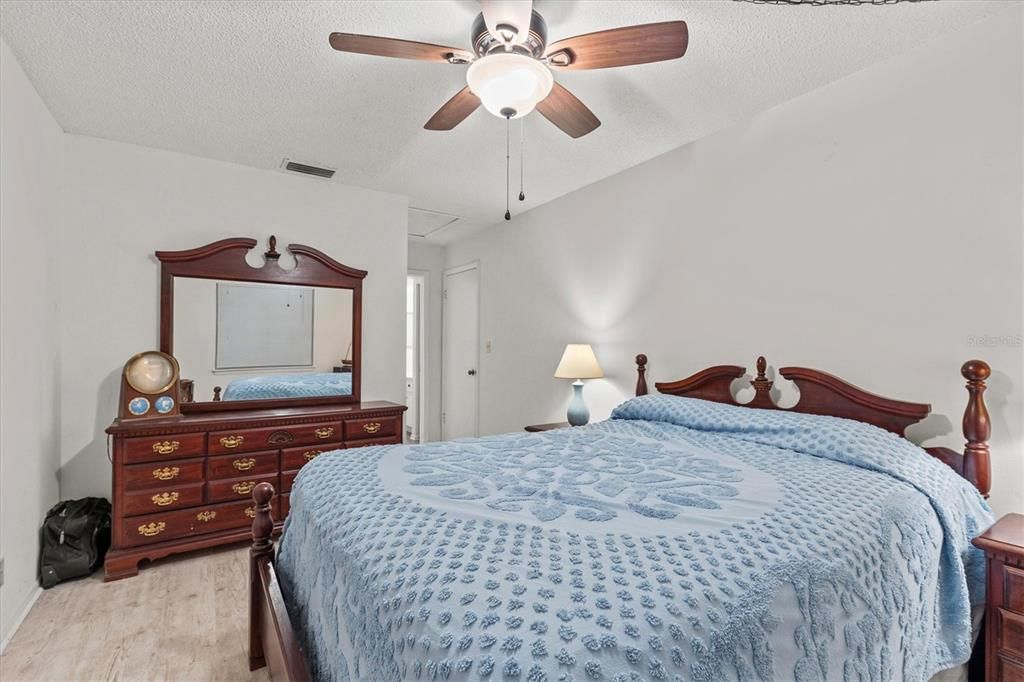 For Sale: $180,000 (2 beds, 1 baths, 905 Square Feet)