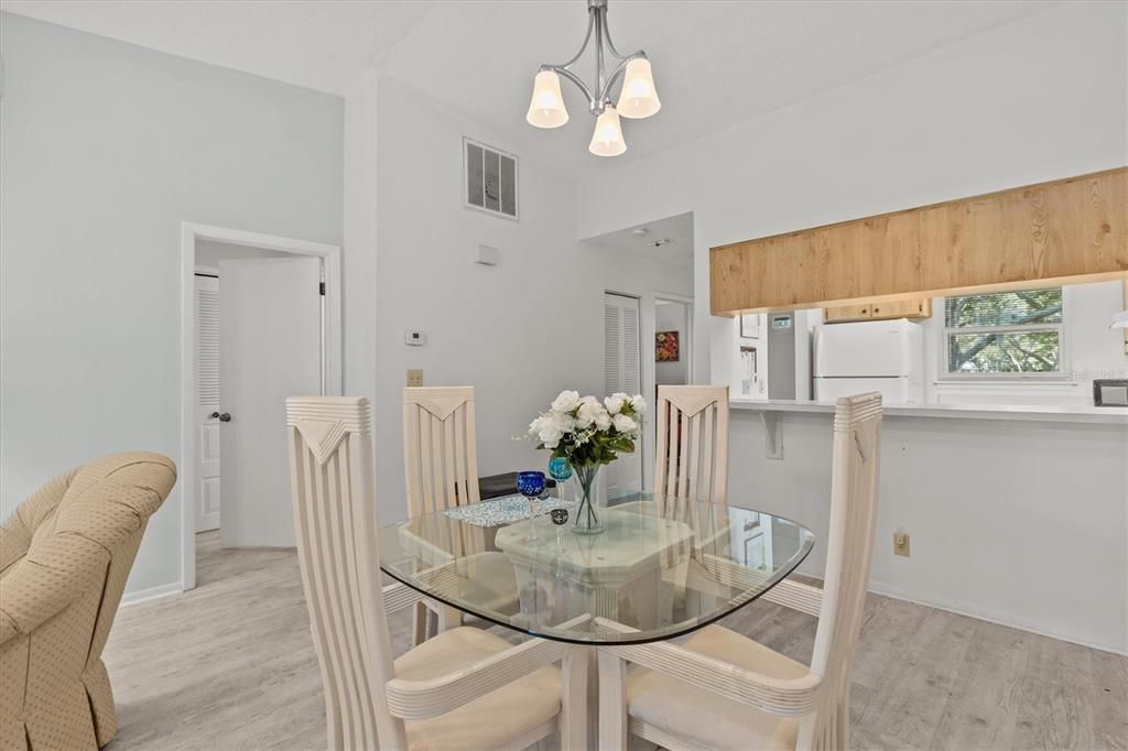 For Sale: $180,000 (2 beds, 1 baths, 905 Square Feet)