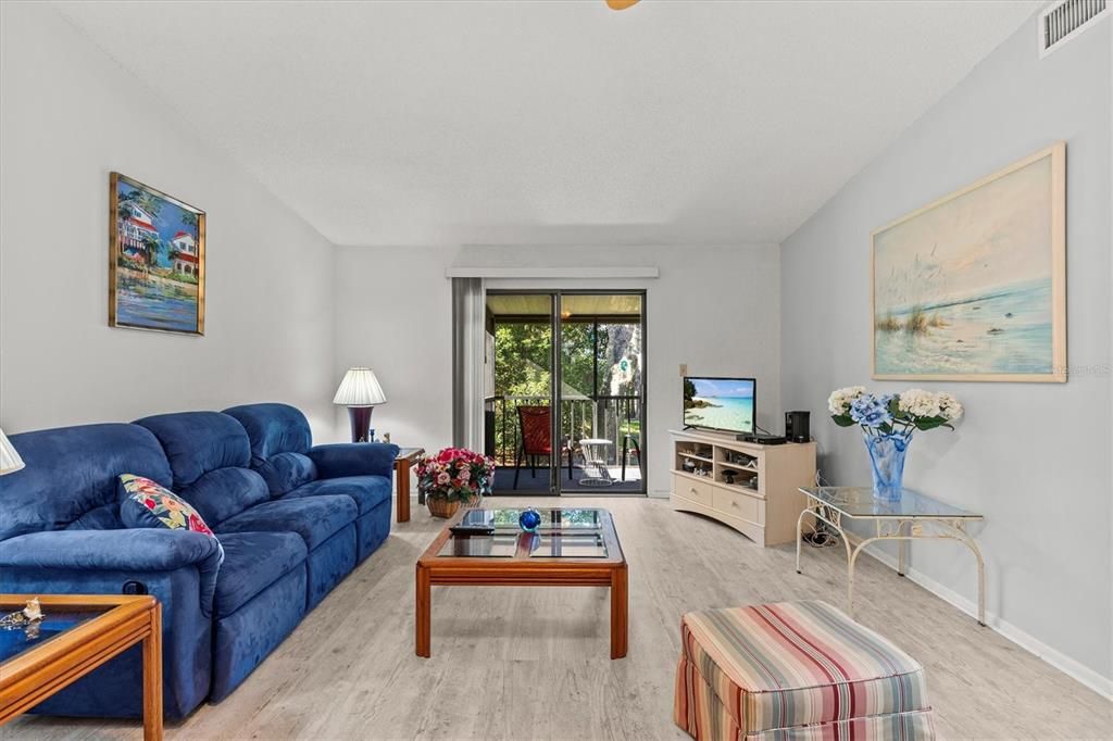 For Sale: $180,000 (2 beds, 1 baths, 905 Square Feet)