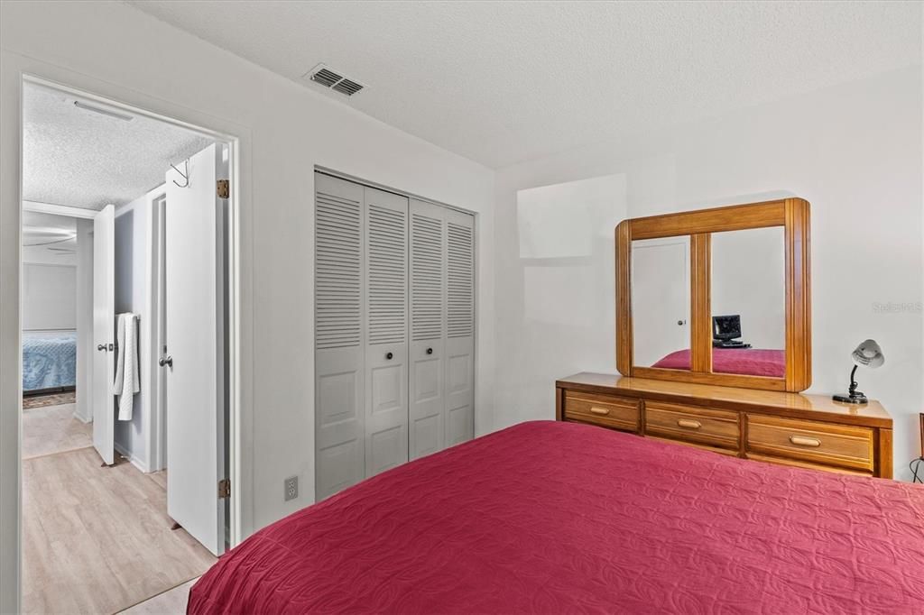 For Sale: $180,000 (2 beds, 1 baths, 905 Square Feet)