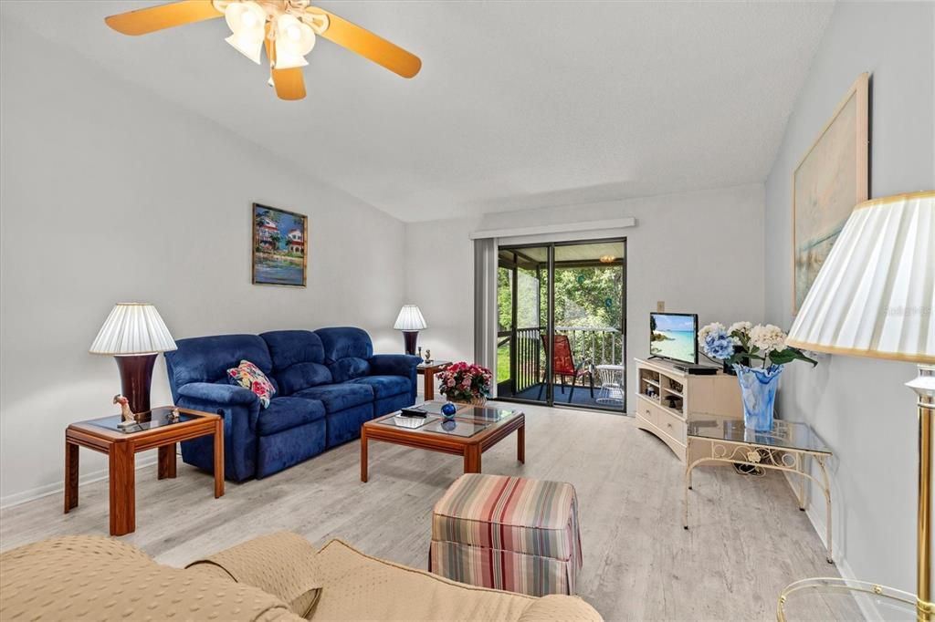 For Sale: $180,000 (2 beds, 1 baths, 905 Square Feet)