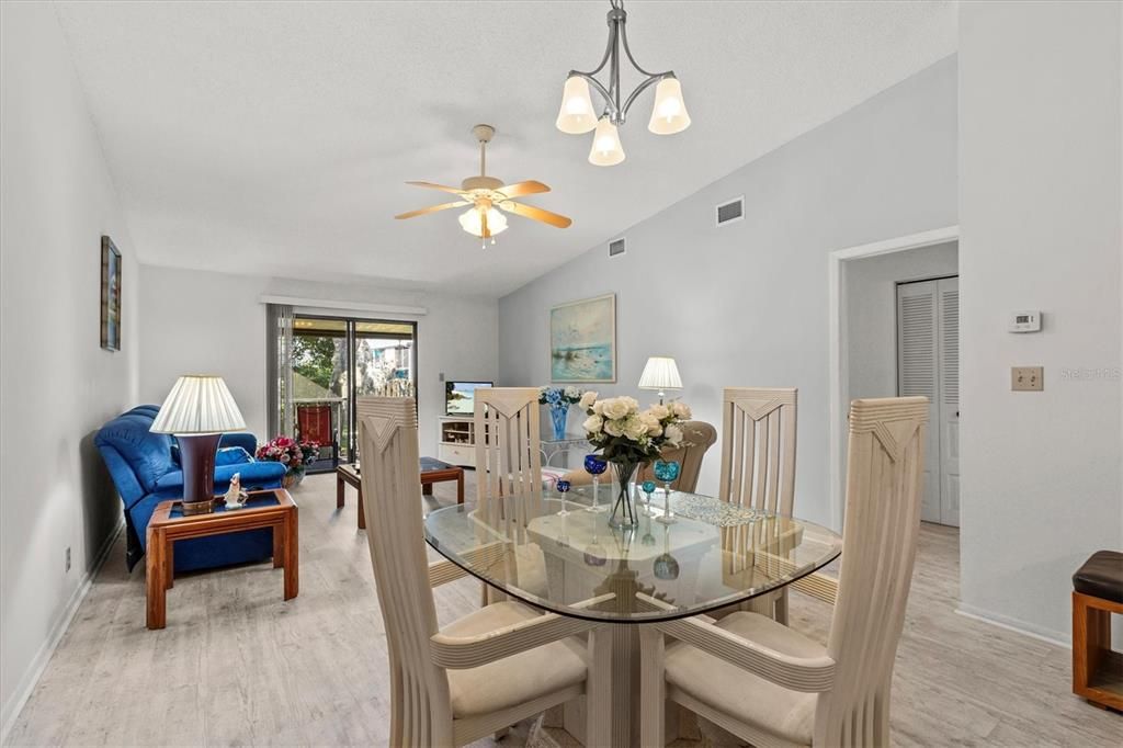 For Sale: $180,000 (2 beds, 1 baths, 905 Square Feet)