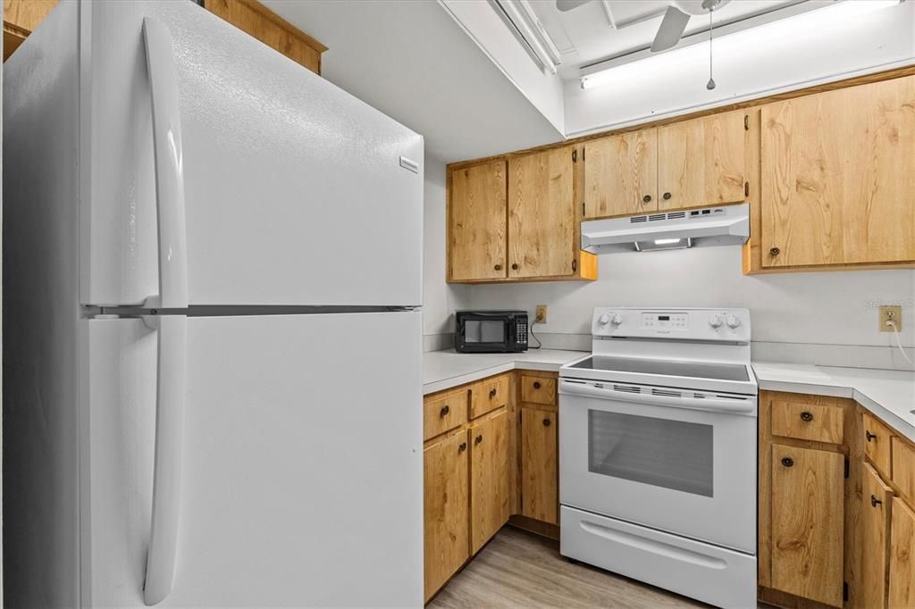 For Sale: $180,000 (2 beds, 1 baths, 905 Square Feet)