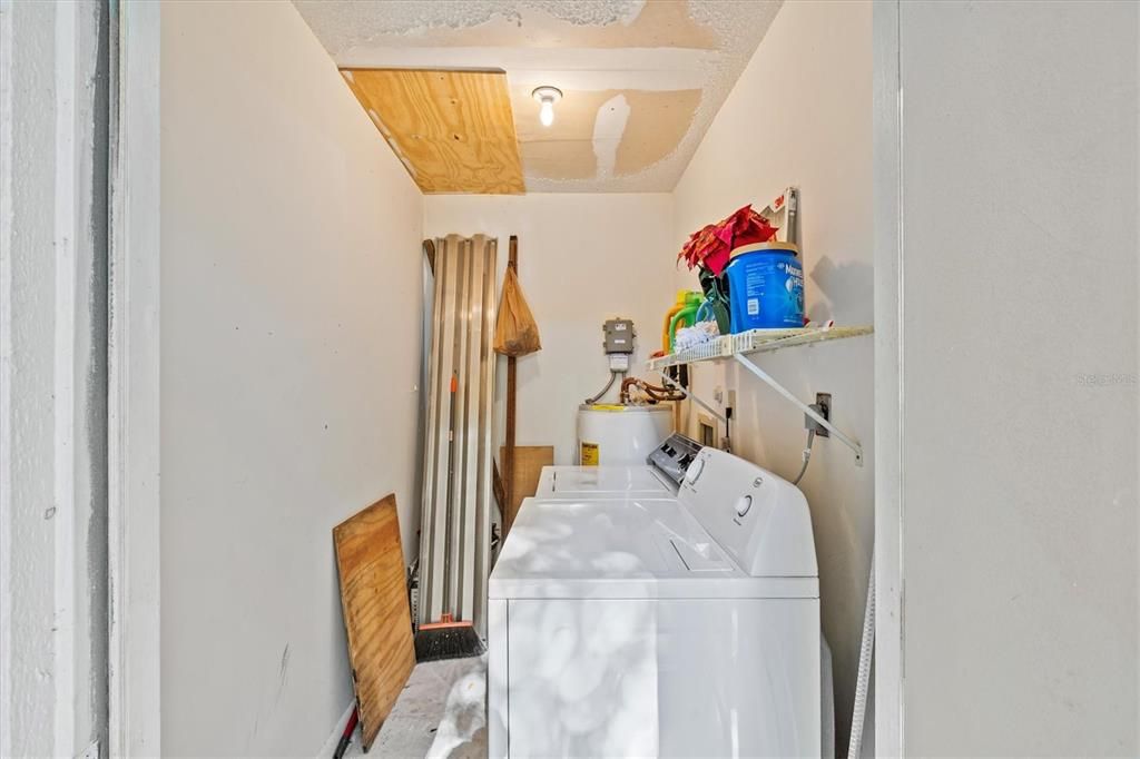 For Sale: $180,000 (2 beds, 1 baths, 905 Square Feet)