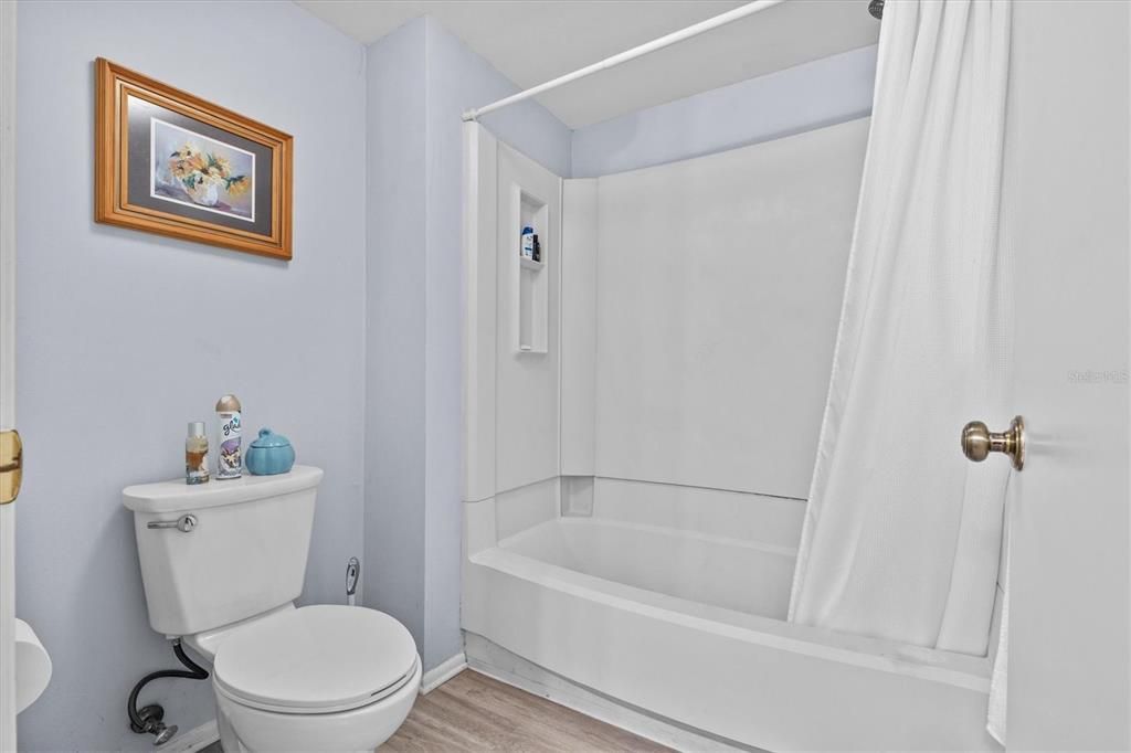 For Sale: $180,000 (2 beds, 1 baths, 905 Square Feet)