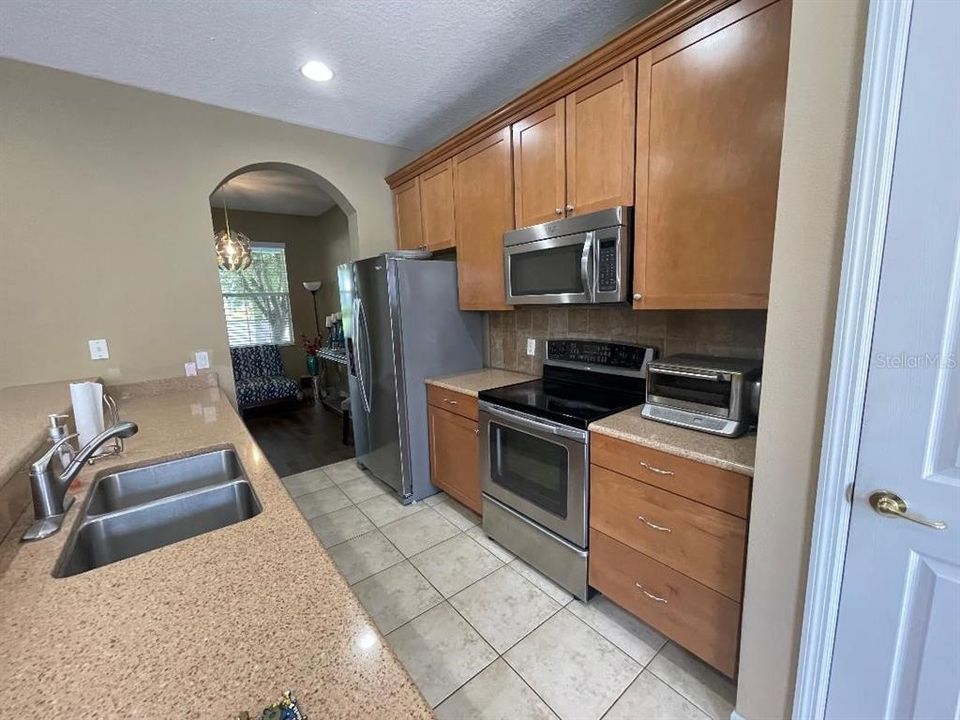 Под контрактом: $369,900 (3 спален, 2 ванн, 1428 Квадратных фут)