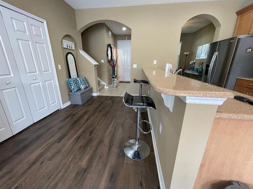 Под контрактом: $369,900 (3 спален, 2 ванн, 1428 Квадратных фут)