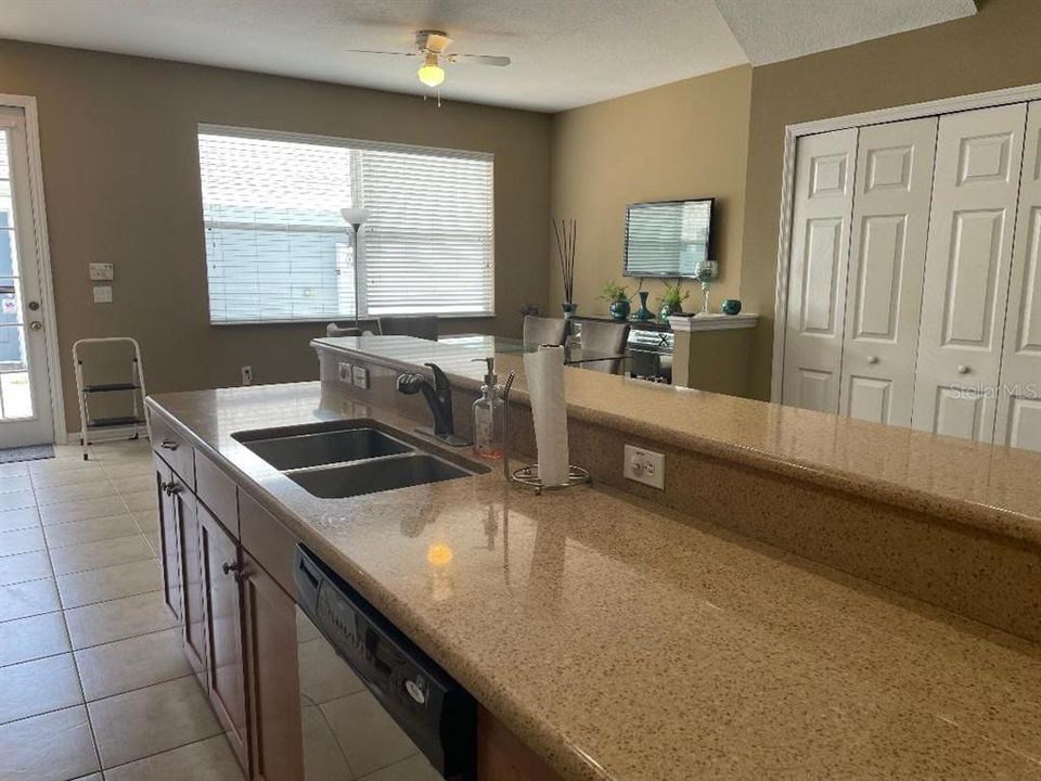 Под контрактом: $369,900 (3 спален, 2 ванн, 1428 Квадратных фут)