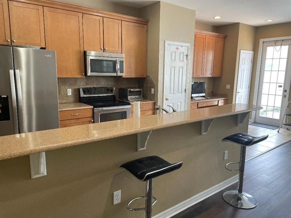 Под контрактом: $369,900 (3 спален, 2 ванн, 1428 Квадратных фут)