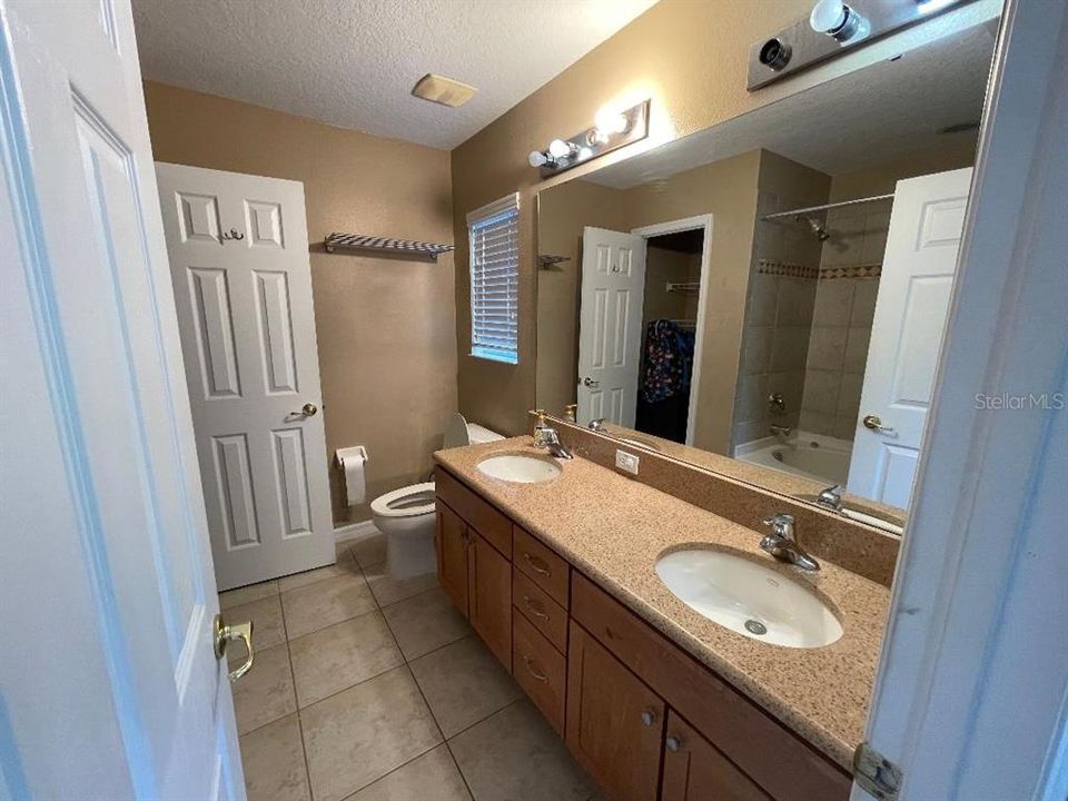 Под контрактом: $369,900 (3 спален, 2 ванн, 1428 Квадратных фут)