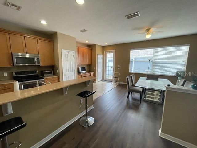 Под контрактом: $369,900 (3 спален, 2 ванн, 1428 Квадратных фут)