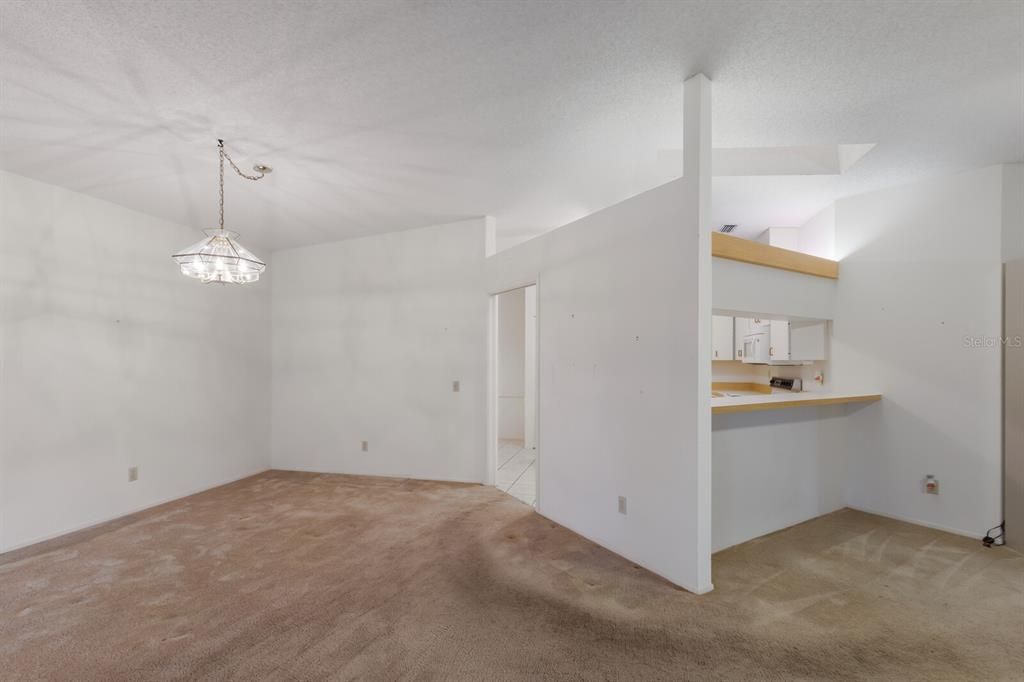 合同活跃: $239,900 (2 贝兹, 2 浴室, 1531 平方英尺)