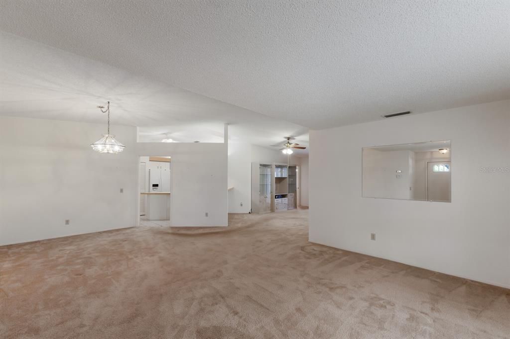 合同活跃: $239,900 (2 贝兹, 2 浴室, 1531 平方英尺)