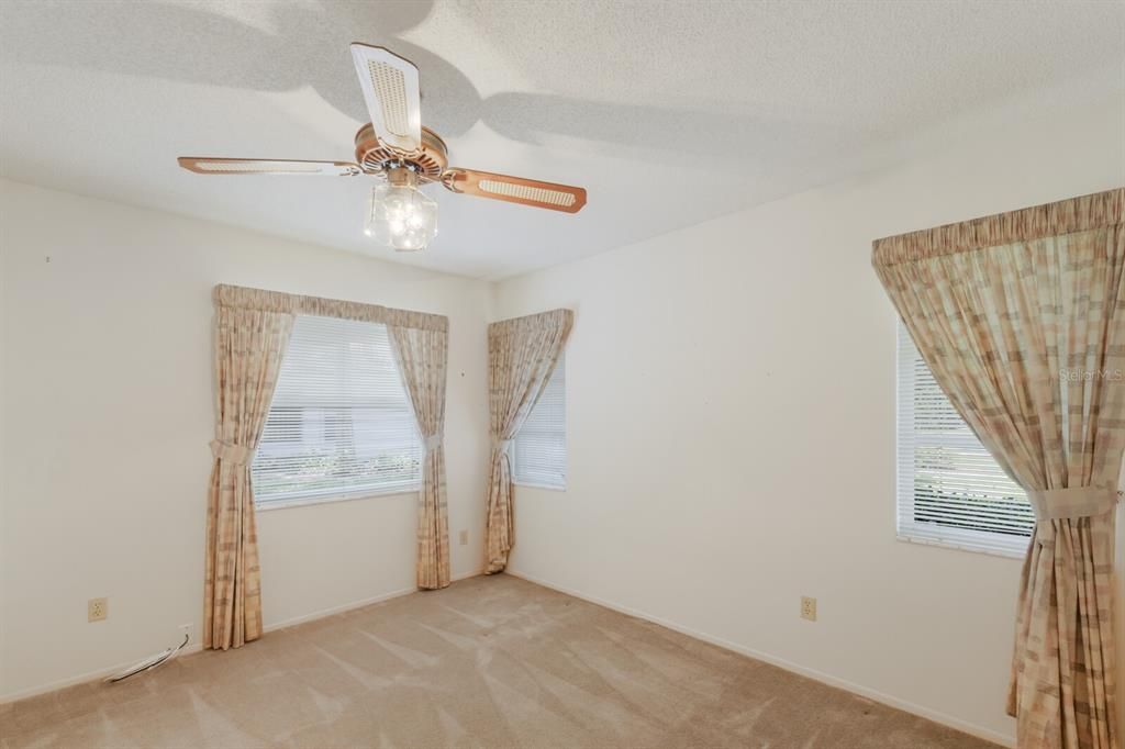 合同活跃: $239,900 (2 贝兹, 2 浴室, 1531 平方英尺)