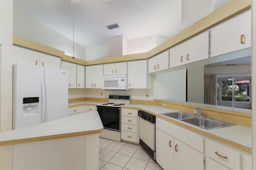 合同活跃: $239,900 (2 贝兹, 2 浴室, 1531 平方英尺)