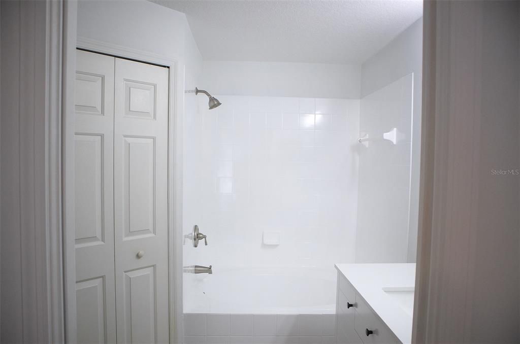 Под контрактом: $319,900 (4 спален, 2 ванн, 1318 Квадратных фут)