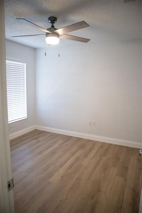 Под контрактом: $319,900 (4 спален, 2 ванн, 1318 Квадратных фут)