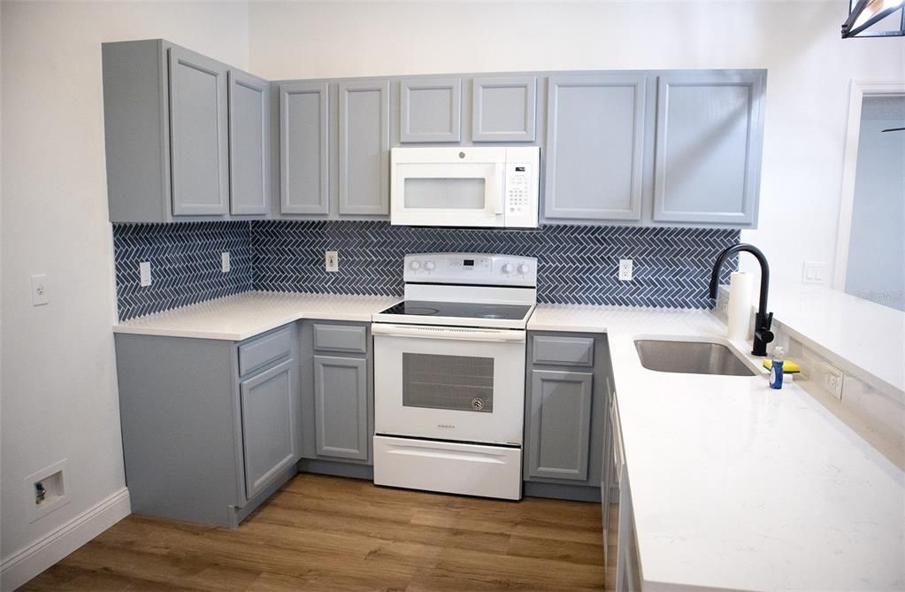 Под контрактом: $319,900 (4 спален, 2 ванн, 1318 Квадратных фут)