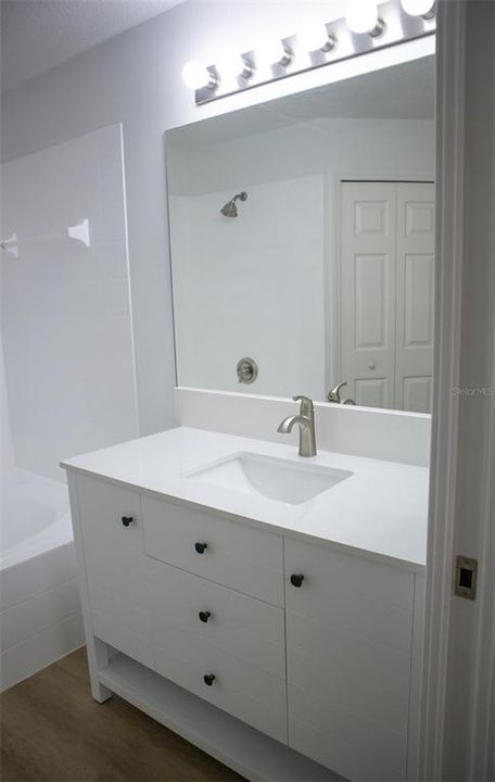 Под контрактом: $319,900 (4 спален, 2 ванн, 1318 Квадратных фут)