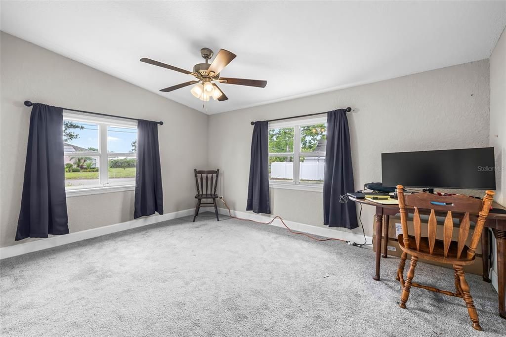 合同活跃: $250,000 (3 贝兹, 2 浴室, 1550 平方英尺)