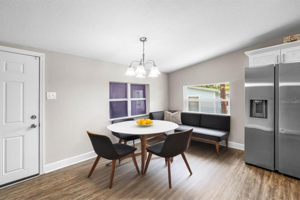 合同活跃: $250,000 (3 贝兹, 2 浴室, 1550 平方英尺)