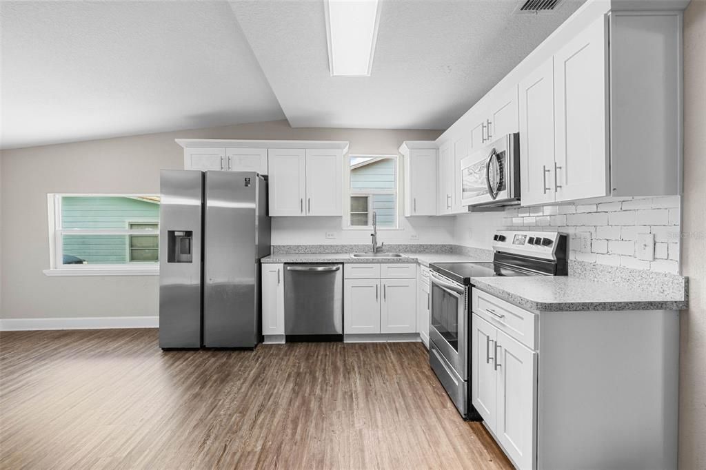 合同活跃: $250,000 (3 贝兹, 2 浴室, 1550 平方英尺)