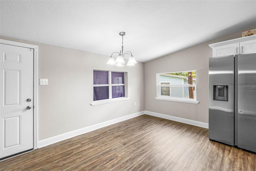 合同活跃: $250,000 (3 贝兹, 2 浴室, 1550 平方英尺)